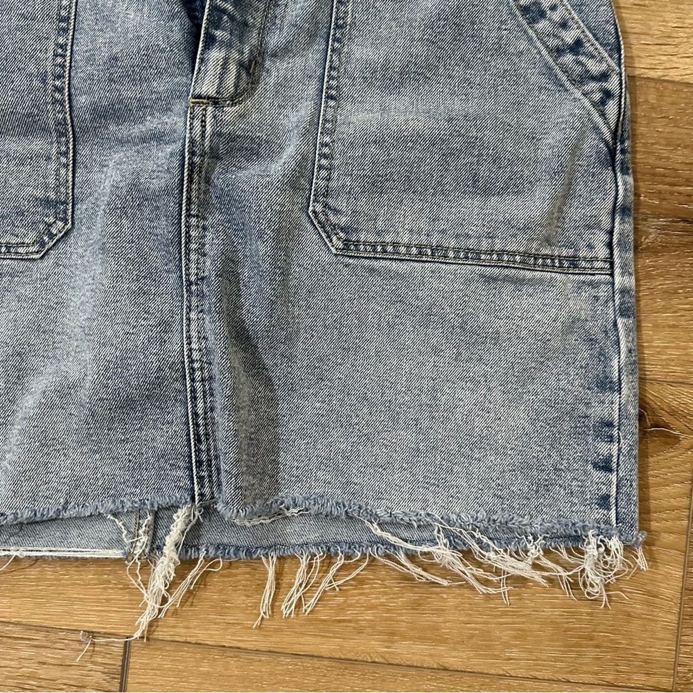 Edited by Remi Bader Women’s Light Wash Frayed Hem Denim Skirt Sz 10 GUC - Picture 3 of 9